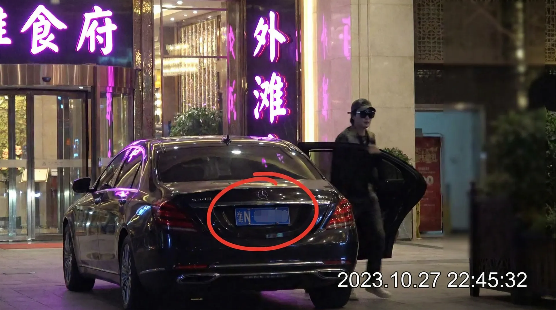 bti体育 - 豪车餐厅外偷拍